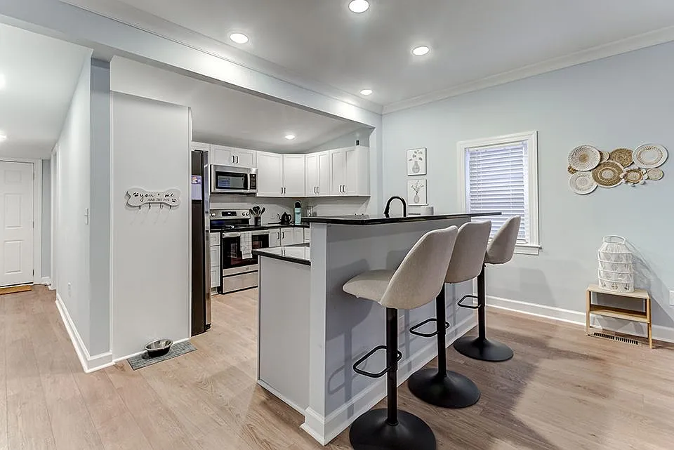 2 bed, 1070 sqft, $2,300 — Photo 1