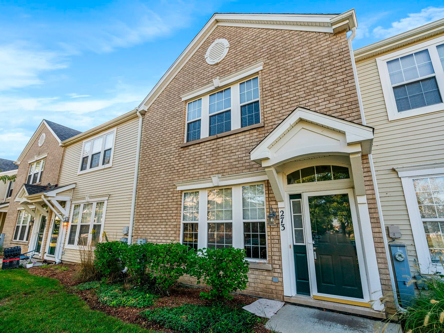 3 bed, 2.5 bath, 1672 sqft, $2,325 — Photo 1