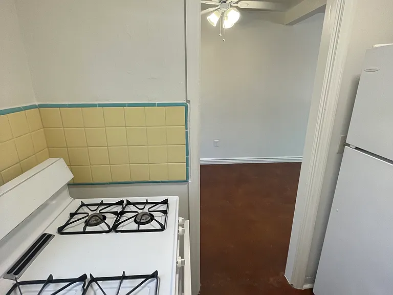 1426 E 9th St — Photo 17