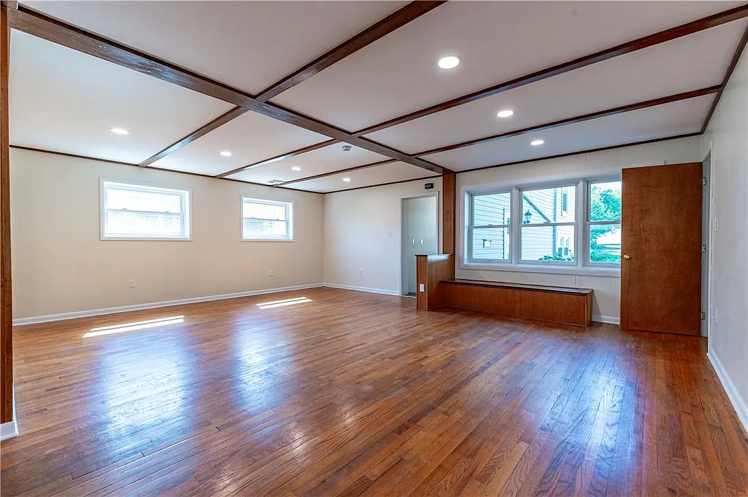 4 bed, 1.0 bath, 2808 sqft, $2,495 — Photo 4