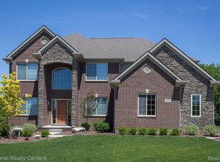 53214 Woodland Mdws, Chesterfield, MI 48047