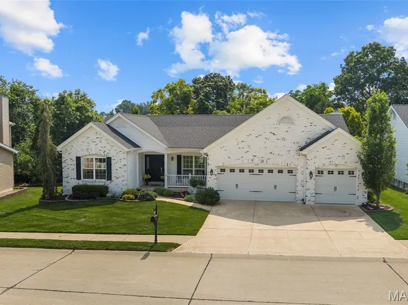 1136 New Ballwin Oaks Dr, Ballwin, MO 63021