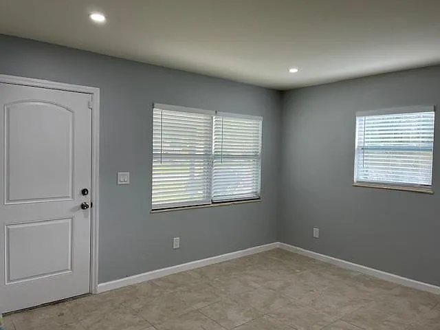 939 Poinsettia Dr — Photo 3