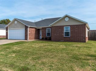 662 Red Oak St, Gentry, AR 72734