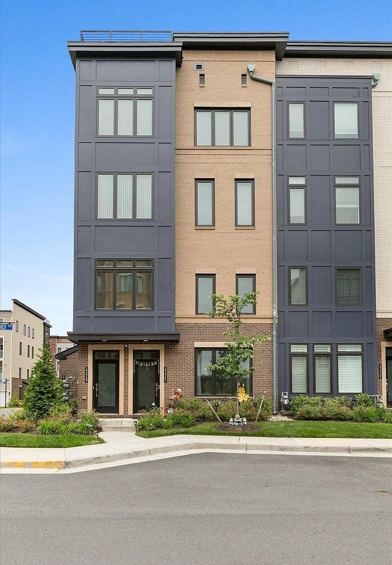 3 bed, 2.5 bath, 1700 sqft, $3,000 — Photo 1