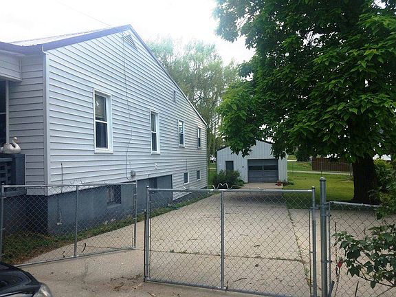 3rd image of 715 Elm St