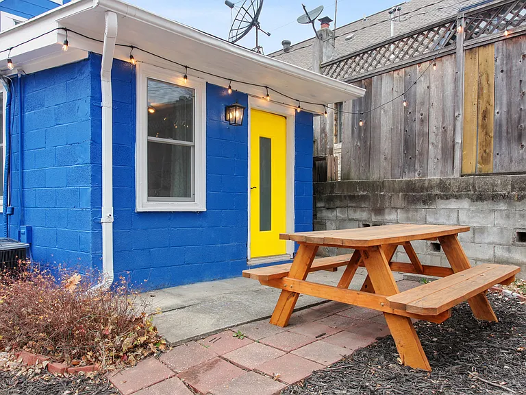 4023 Charlotte St — Photo 17
