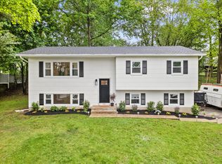 31 Pennsylvania Ave, Valley Cottage, NY 10989