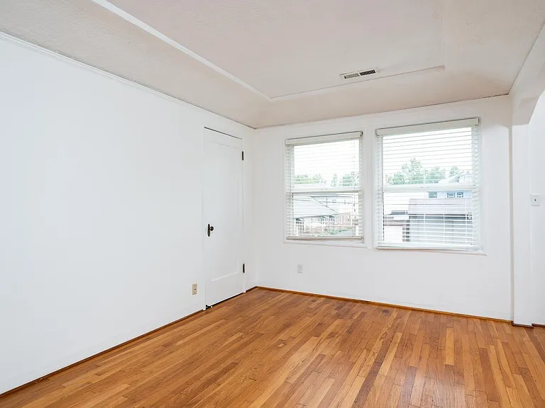 2211 NE Pacific St — Photo 8