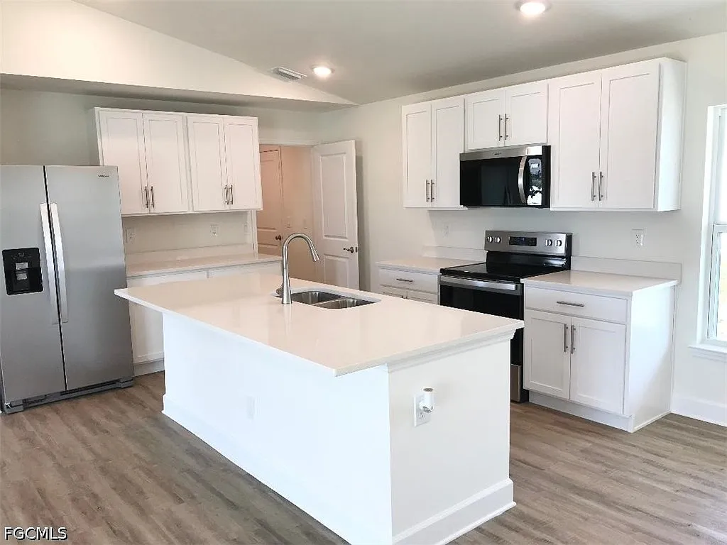 3 bed, 2.0 bath, 1333 sqft, $1,900 — Photo 2