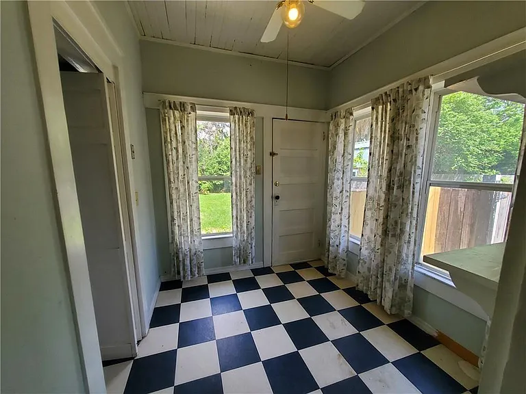 1916 Myrtle Ave — Photo 12