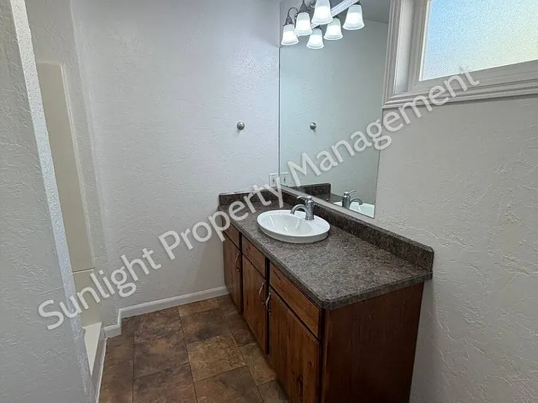 2228 Maple St — Photo 9