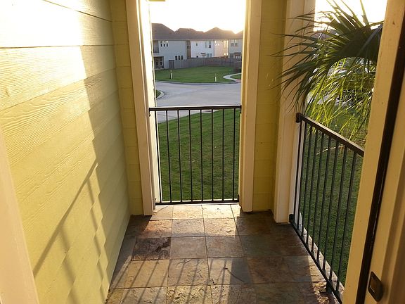 4th image of 10390 Dominion Ct