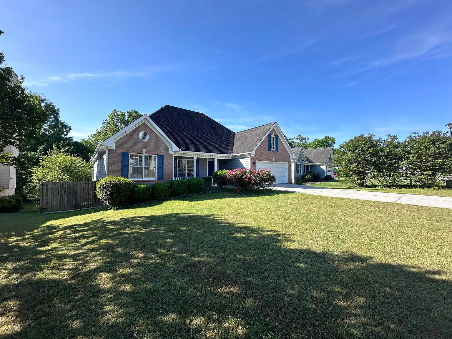6 bed, 3892 sqft, $2,999 — Photo 3