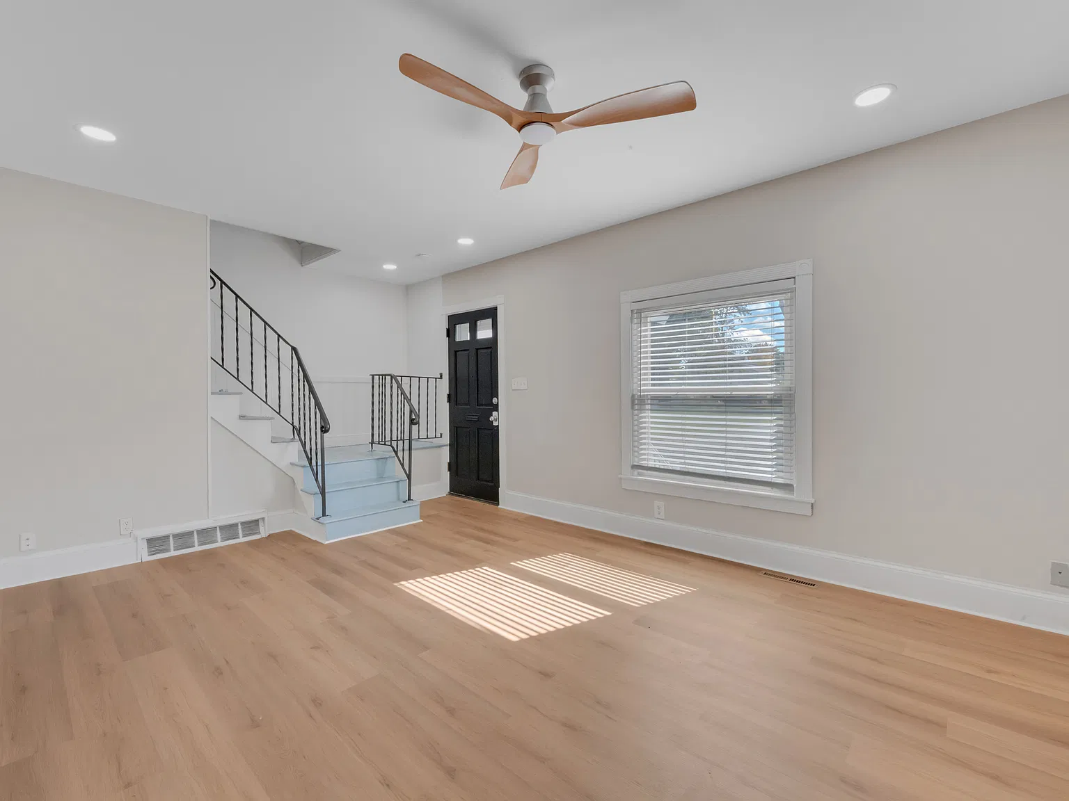 4 bed, 1.5 bath, 1305 sqft, $2,800 — Photo 4