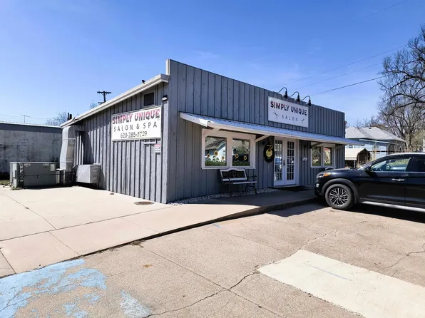111 W 12th St, Larned, KS 67550