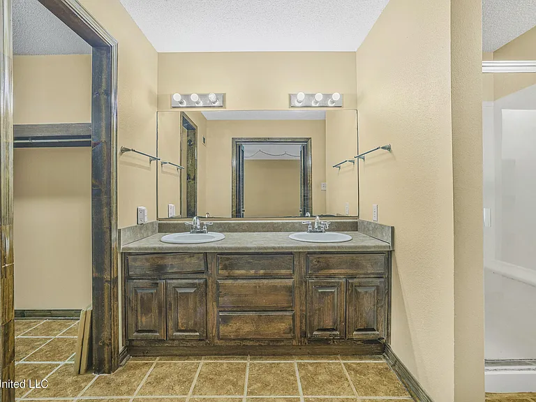 4409 Shadow Wood Cir — Photo 38