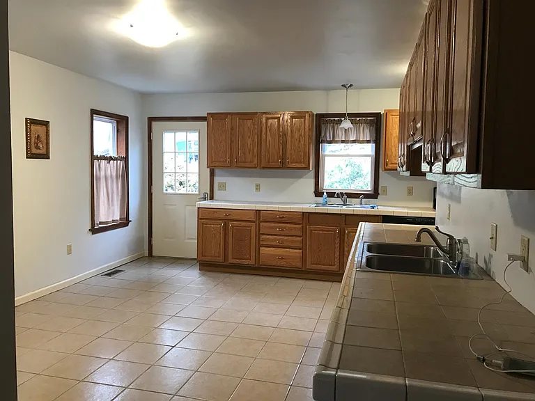 1016 Quincy Ave — Photo 7