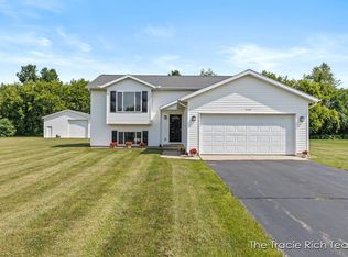 5127 Glen Bluff Dr, Sand Lake, MI 49343