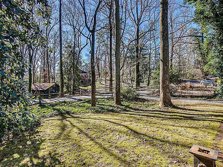 1402 Roanoke Dr — Photo 5