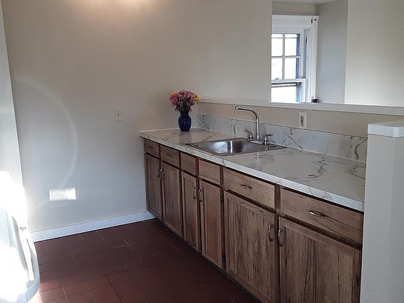 5th image of 186 W Queen Ln APT 3