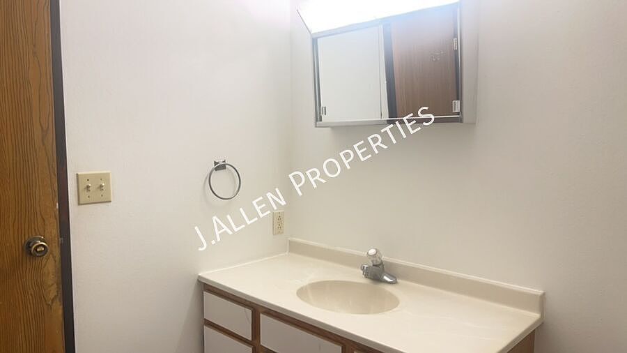 2nd image of 906 Riverfront Rd #31