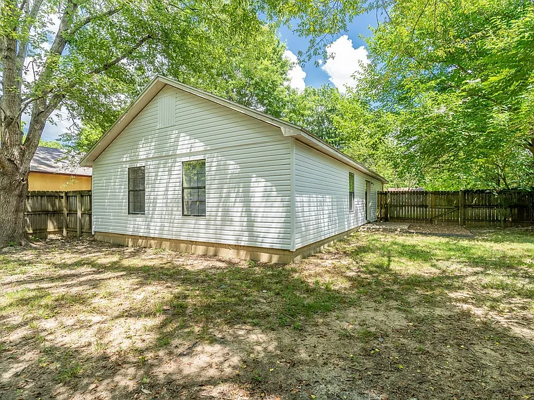 559 S Ray Ave — Photo 15
