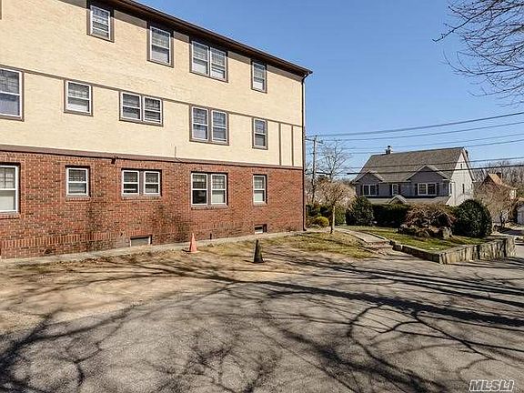 4th image of 17 Roslyn Dr