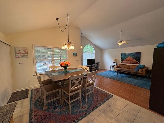4th image of 10 Gatehouse Trl