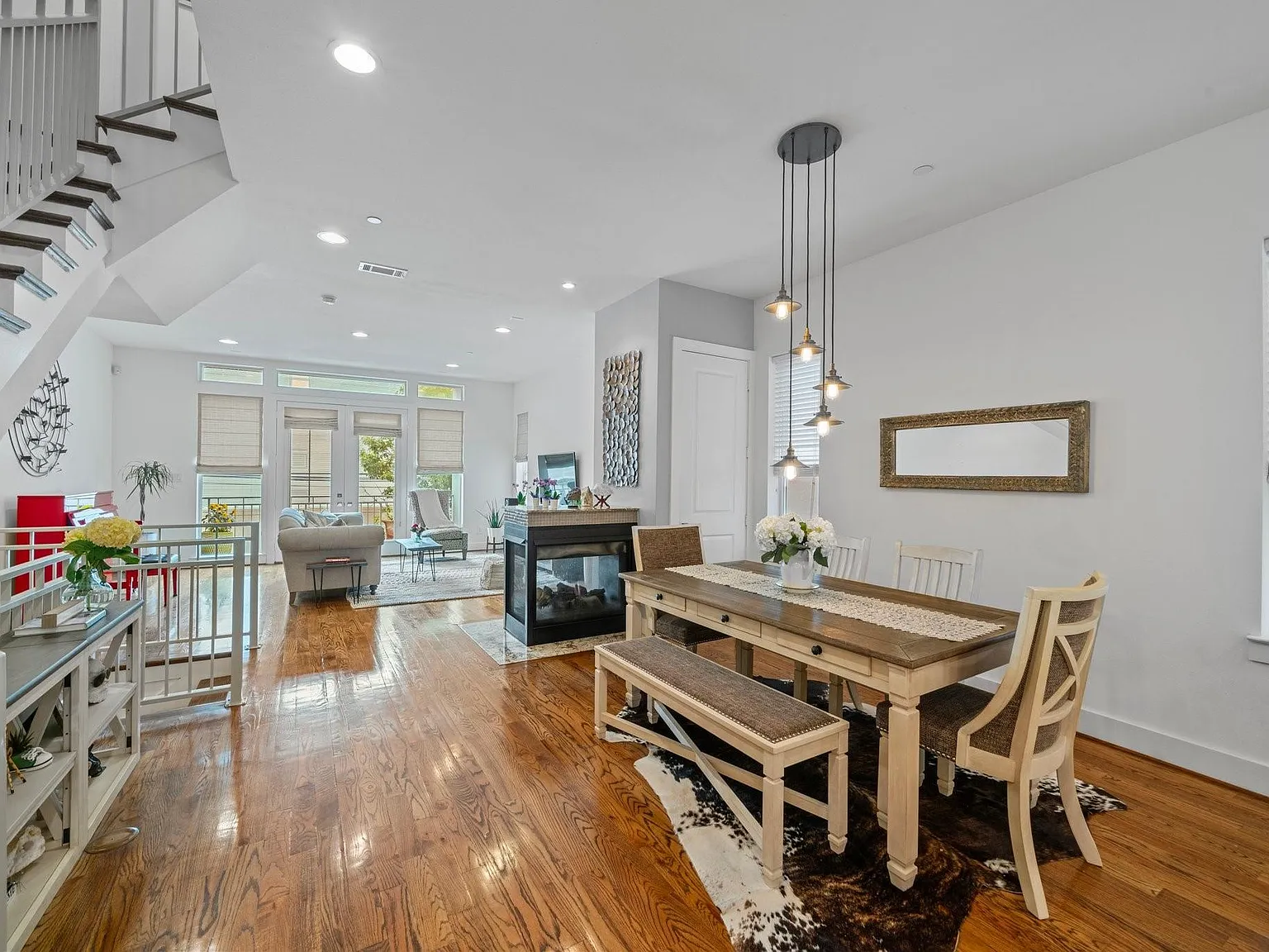 3 bed, 3.5 bath, 2916 sqft, $4,300 — Photo 1