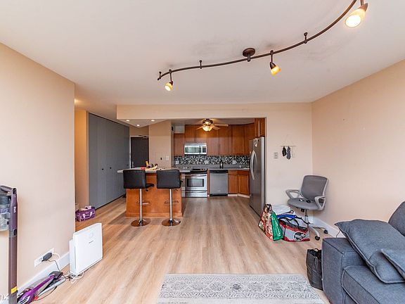 4th image of 3930 N Pine Grove Ave Unit 210