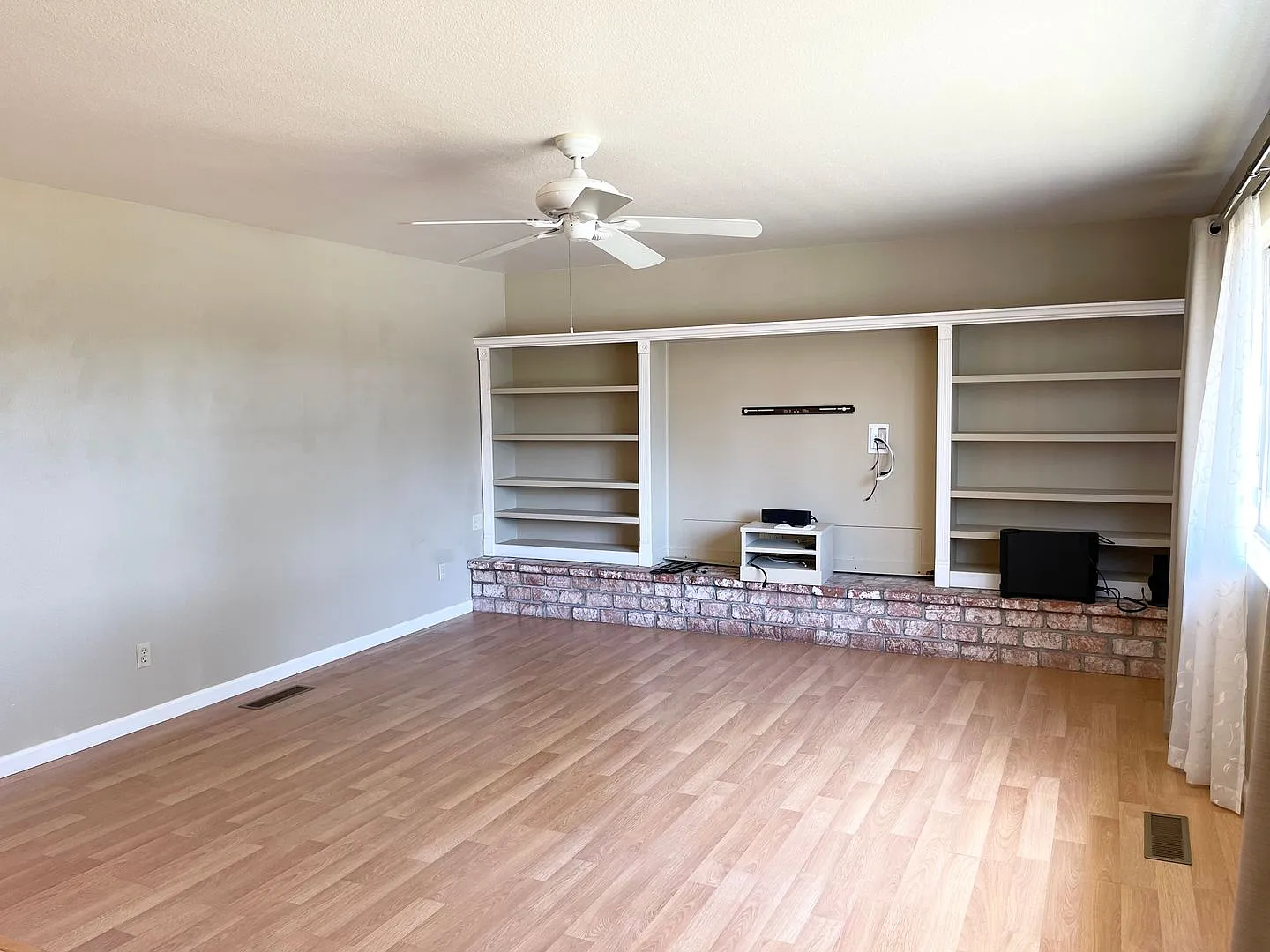 Centrally Located 3 Bedroom Duplex in Windsor with a Single Car Garage! — Photo 4