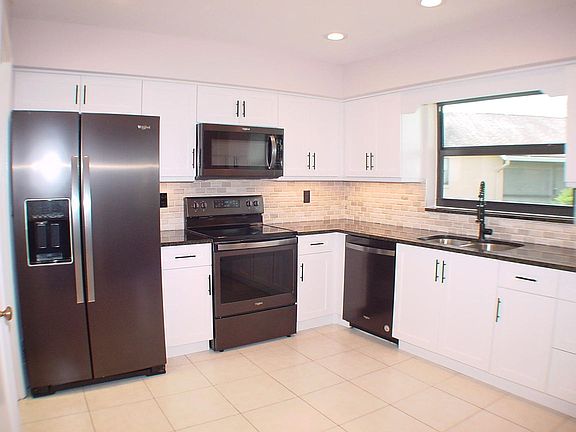 3rd image of 9900 Pecan Tree Dr APT B