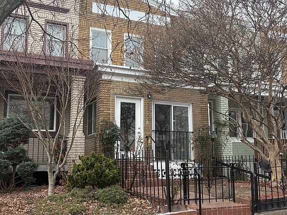Rowhouse in vibrant Edgewood! Complete with beautiful trees and rose bushes.