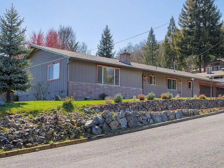 903 NW Hewitt Ln — Photo 2