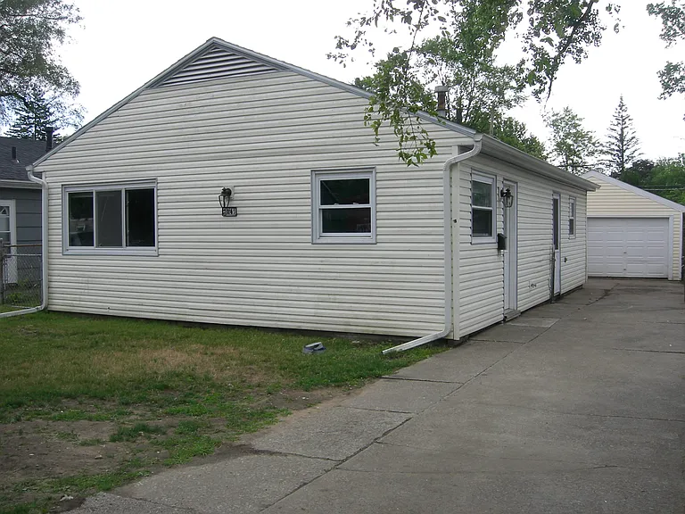 2041 Newport Ave — Photo 1
