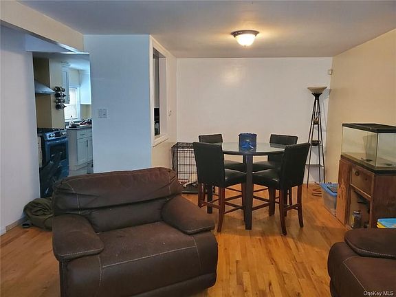5th image of 456 Bolton Ave