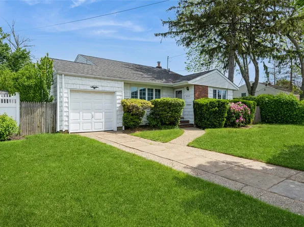 233 Violet Street, Massapequa Park, NY 11762