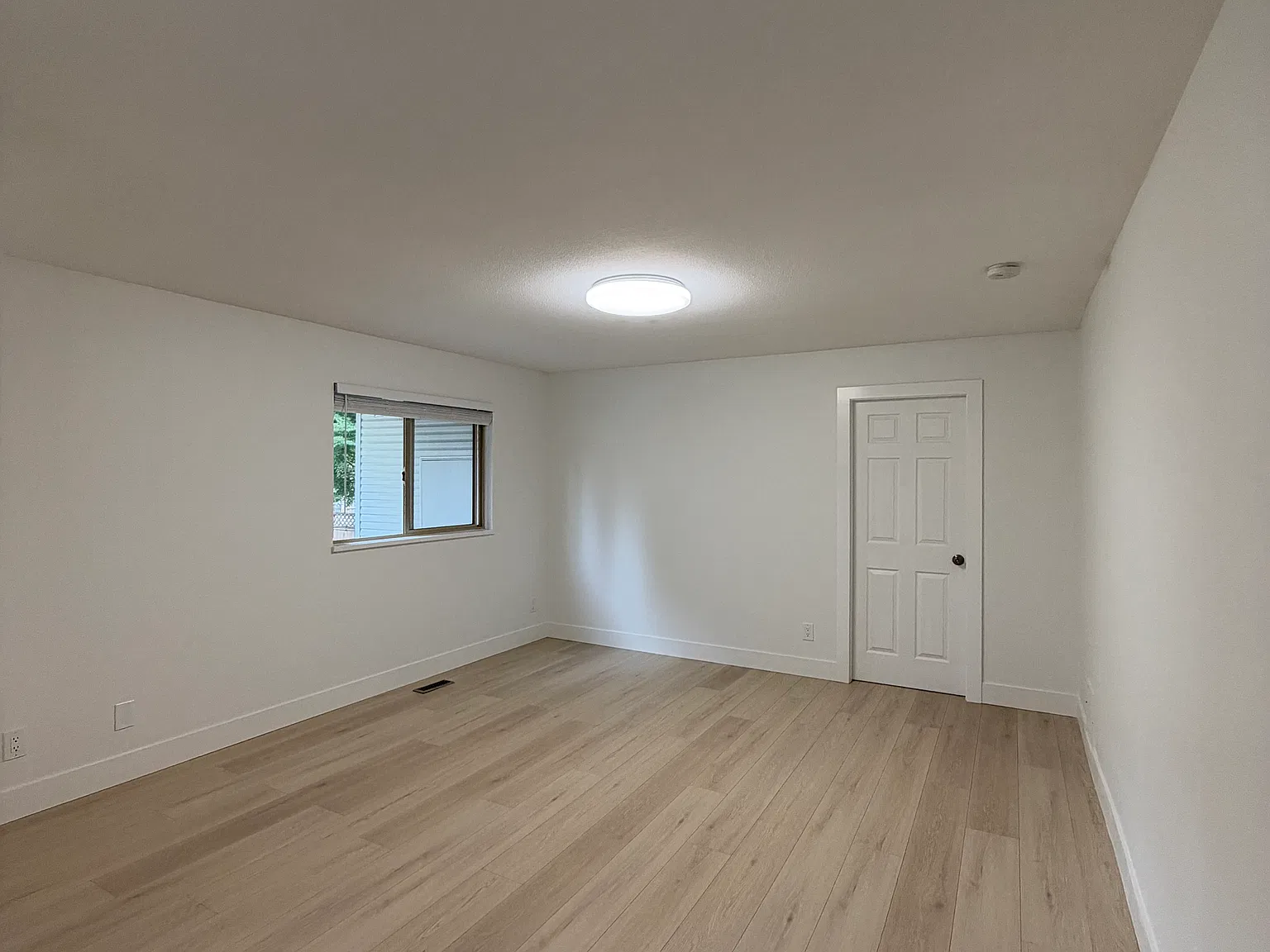 60a Ave, Surrey — Photo 3