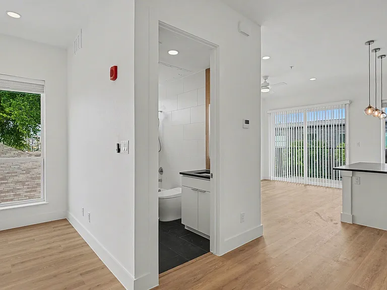 2217 N Fitzhugh Ave #302 — Photo 9