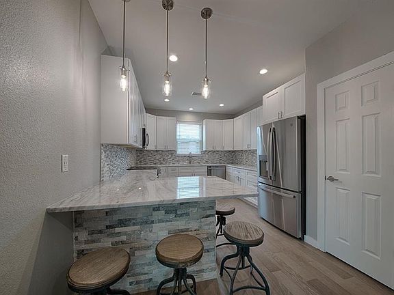 3rd image of 421 Sagehill Dr