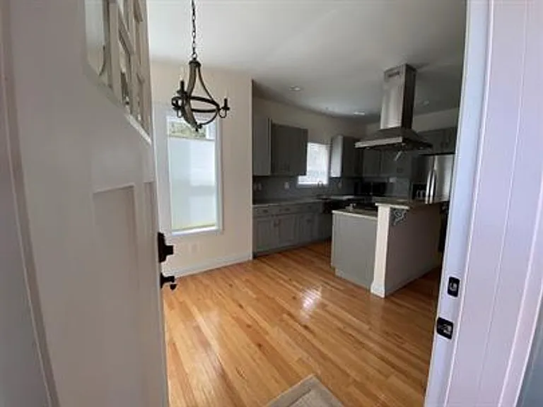 731 N Bay Ave SE — Photo 9