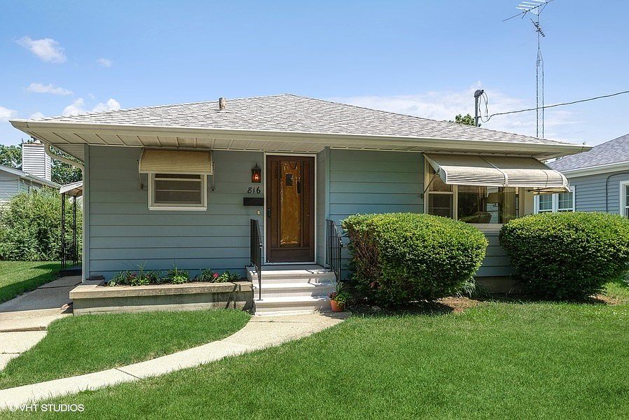 Welcome to this adorable, extremely well cared for home!