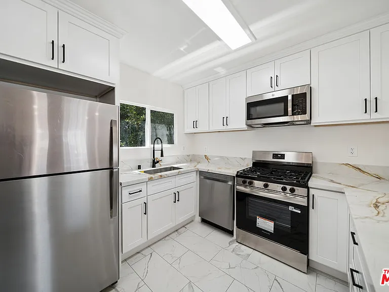 1029 N Gardner St — Photo 3