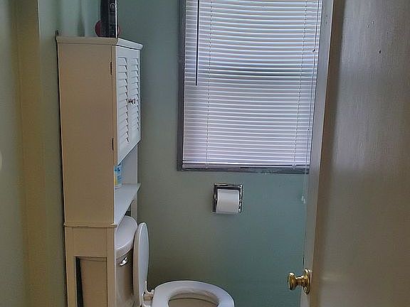 Upstairs Batroom w/ shower