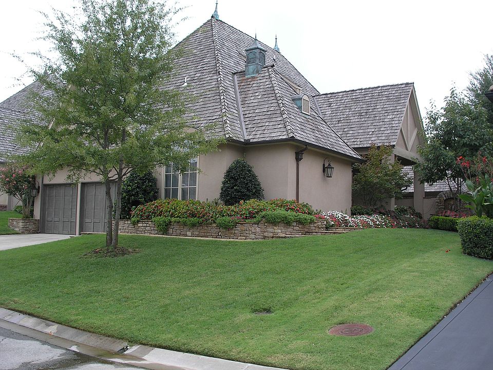 Great curb appeal and privac