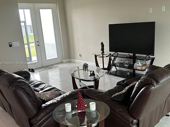 3rd image of 413 Akin Pl