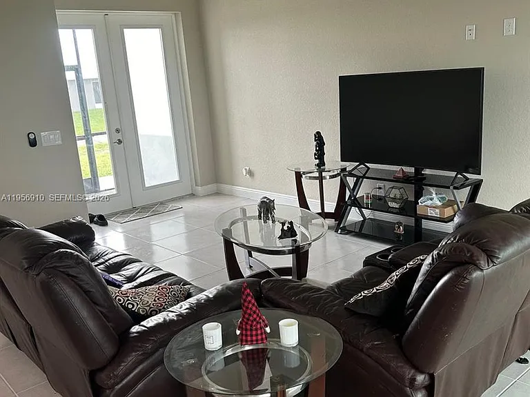 413 Akin Pl — Photo 3