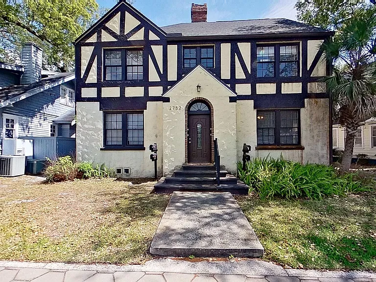 2752 Herschel St Quad — Photo 1
