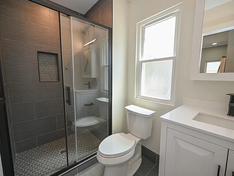 1307 W 65th St #2 — Photo 7